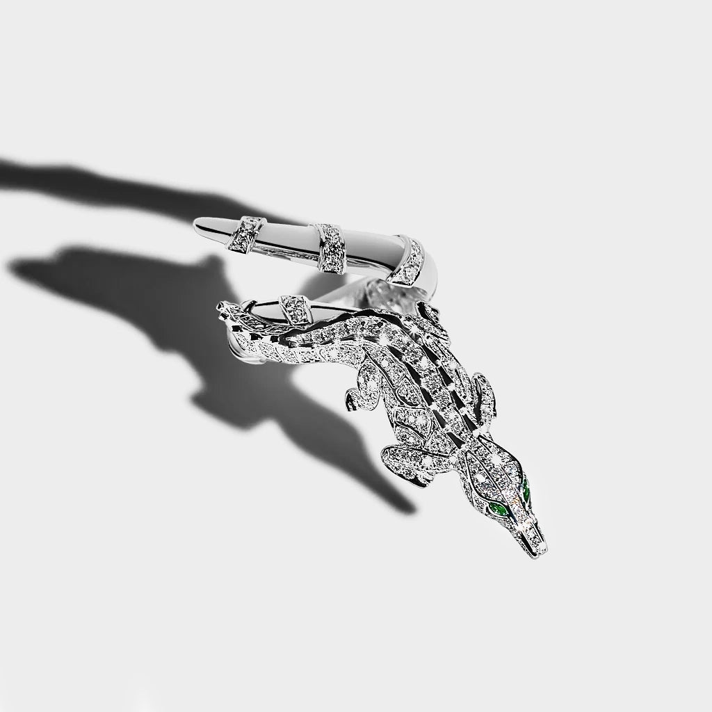 CARESSE DE CROCO CONTRARIÉ FULL PAVE DIAMOND CROCODILE RING, WHITE GOLD