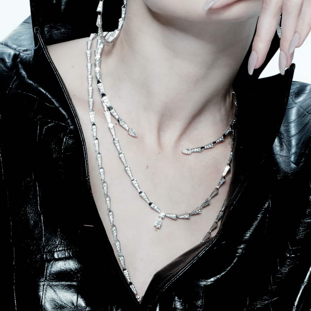 Spike full set chain necklace in 18K white gold, pavé white diamonds with a pear-shape diamond centre.