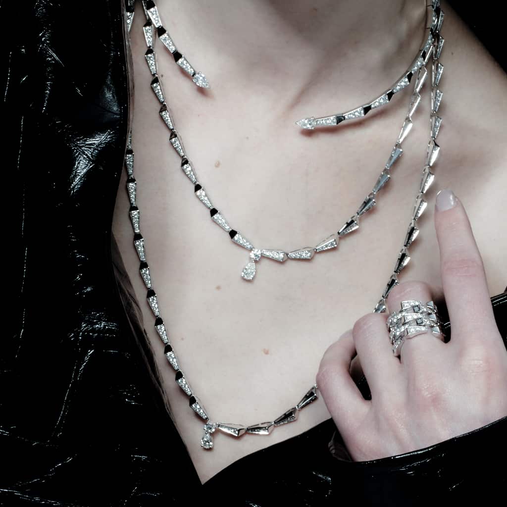 Spike full set chain necklace in 18K white gold, pavé white diamonds with a pear-shape diamond centre.